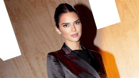 Kendall Jenner’s Tiny Waist In Black Outfit On Thanksgiving Pic