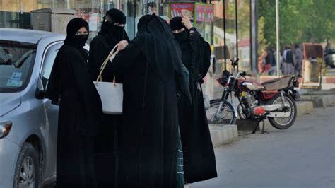 Taliban Akan Tegakkan Aturan Hijab Meski Diprotes