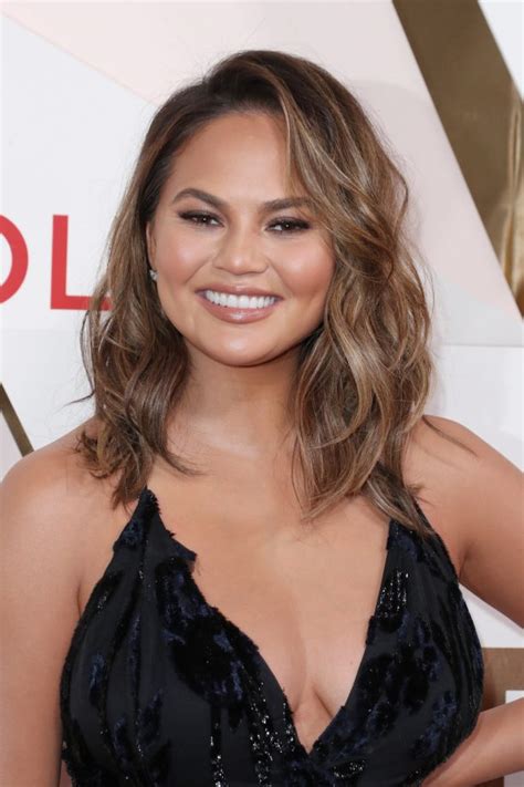 14 Hairstyles For Round Faces That Are Seriously Flattering