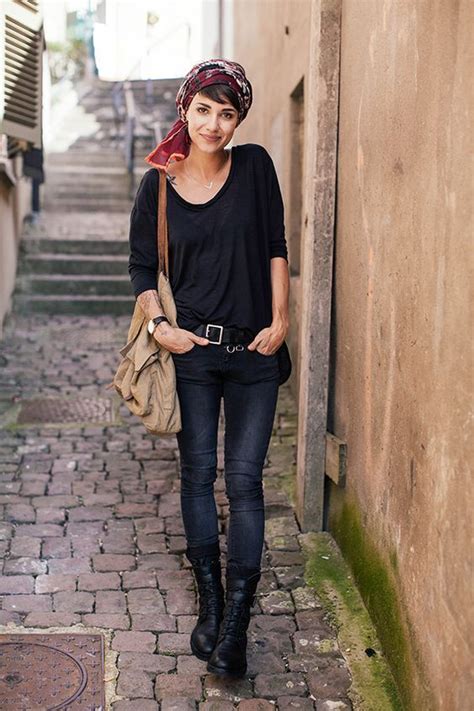 black top slim jeans  black boots fashion style street style