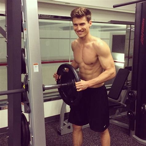 10 Hot Male Models With Shirtless Selfies
