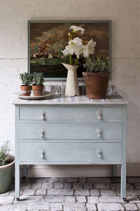 chalk paints  creating distressed furniture  interiors