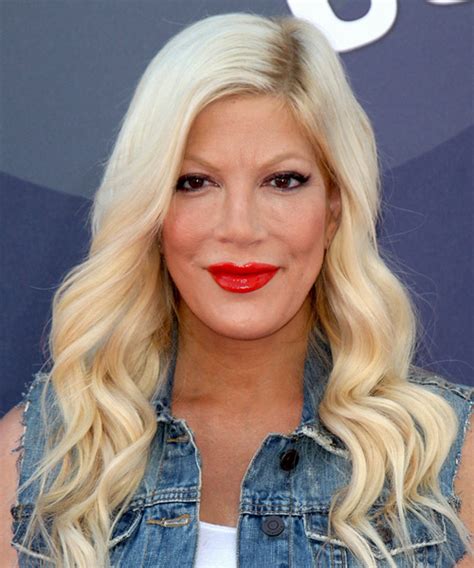 tori spelling formal long wavy hairstyle light blonde hair color