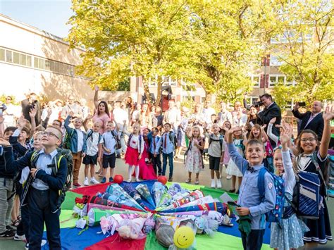 die dreisprachige internationale grundschule begruesst  einschueler