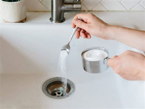 how to unclog a bathtub drain with baking soda