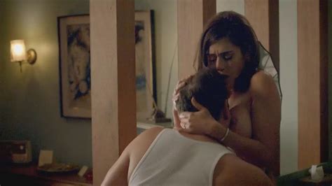 lizzy caplan nue dans masters of sex