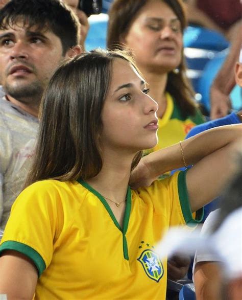 ブラジルのユニホームを着て日本戦を観戦するサポーター＝小林恵士撮影 2014ワールドカップ ワールドカップの華、女性サポーター（16 35