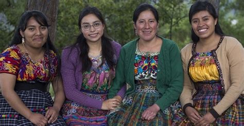 Cuatro Mujeres Jóvenes Hacen De La Educación Una Realidad