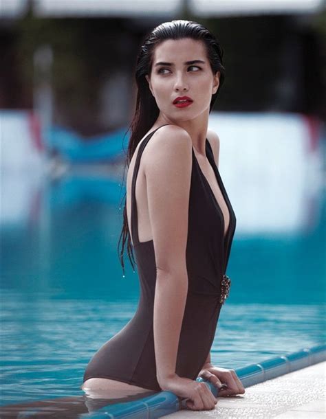 Tuba Büyüküstün In A Sexy Swimsuit Mujeres Bellas