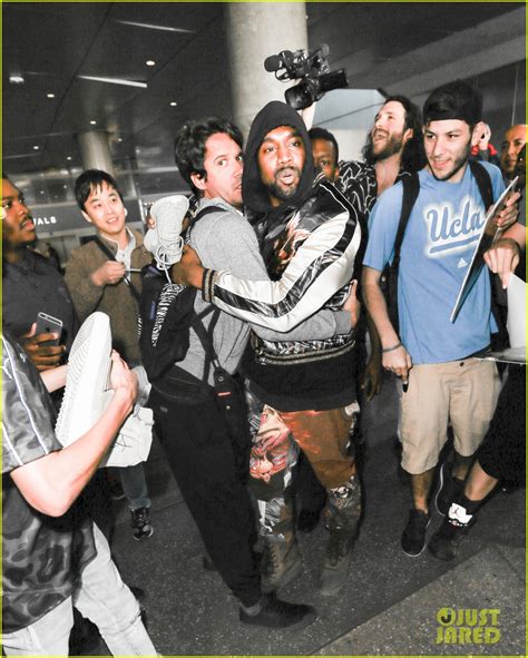 Photo Kanye West Breaks Up Paparazzi Fight At Lax 06 Photo 3584076