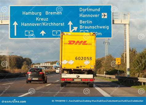 internationale dhl van de pakketdienst vrachtwagen aandrijving op duitse snelweg redactionele