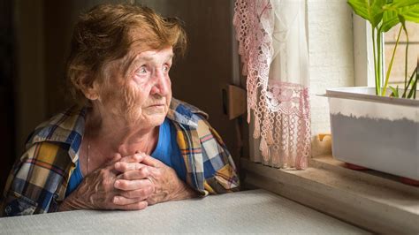 hoe kun je eenzaamheid bij ouderen voorkomen corporatienl