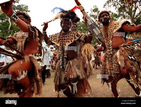 eshowe kwazulu natal in südafrika 12 2003 kleid zulu tanz zulus