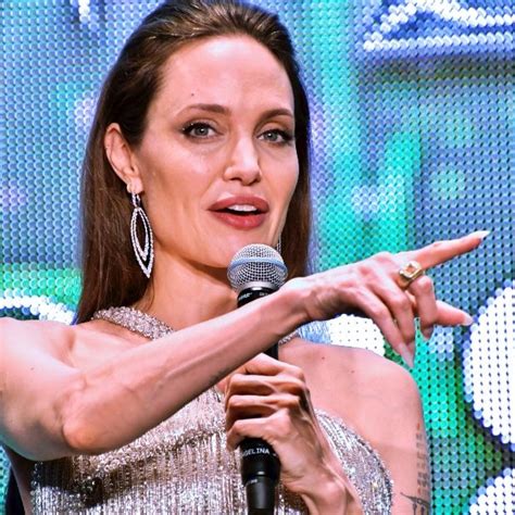 Angelina Jolie Senza Brad Pitt Nuova Carriera In Tv In Nome Dei Suoi