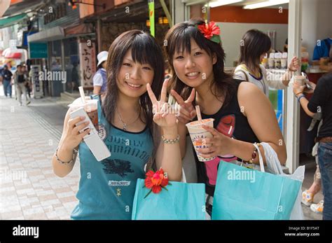 Junge Japanische Mädchen Einkaufen Kokusai Dōri Naha Okinawa Japan