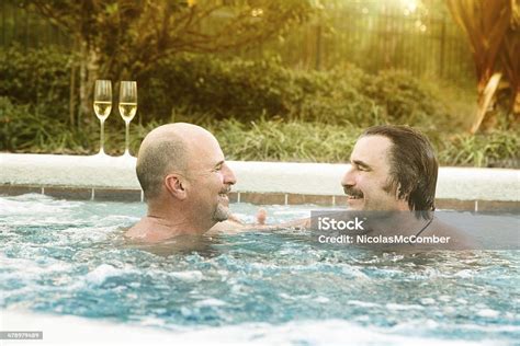 dois homens gays maduro urso ligação na banheira quente fotografias