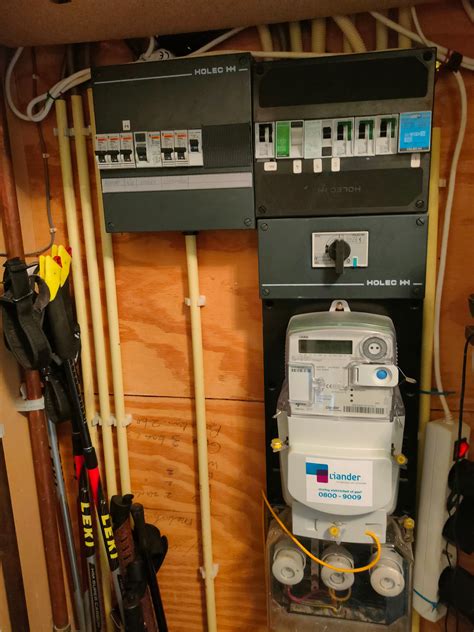 elektrische laadpaal laadbox op muur en aansluiten op meterkast