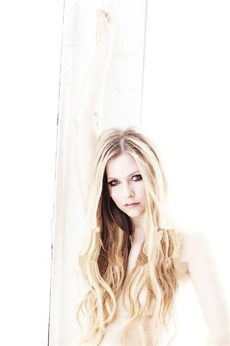Avril Lavigne Nipslip And Sexy Lingerie Photos