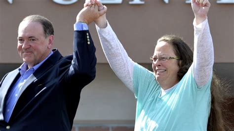 kentucky clerk kim davis who refused to issue marriage licenses to