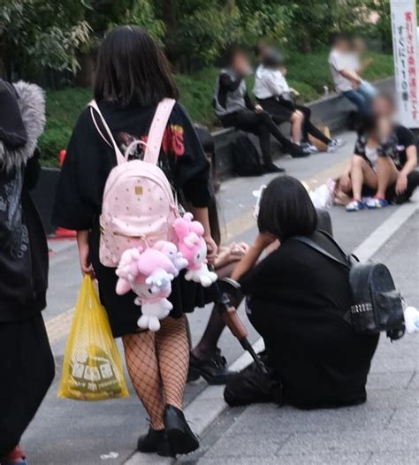 【写真】未成年少女17人が一斉補導 歌舞伎町に集う“トー横キッズ”の危うさ｜newsポストセブン Part 2