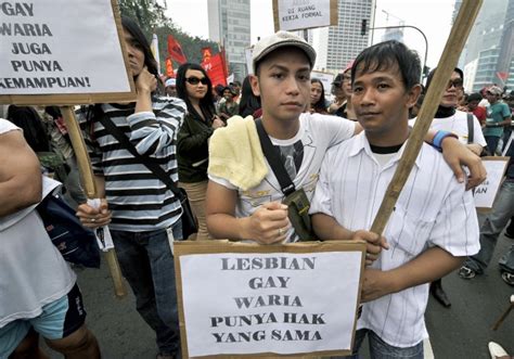 gay couple condemned to public flogging by indonesian shariah court