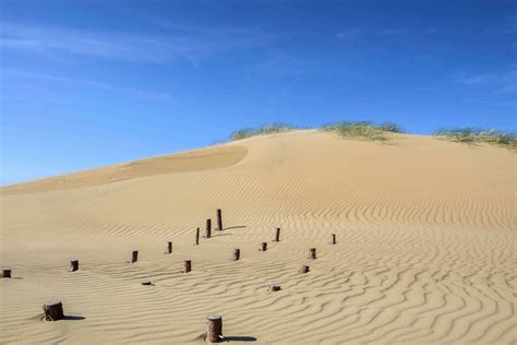 extraordinary hike   giant sand dunes  lithuania travel bliss