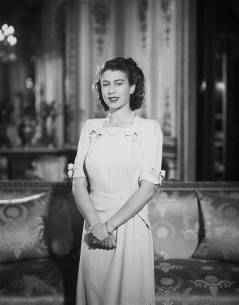 fascinating black  white portraits  queen elizabeth ii