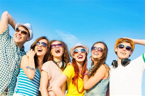groep jongeren die zonnebril en hoed dragen stock foto image  opwinding vier