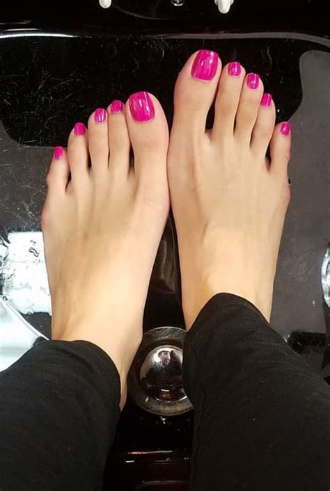 Legs And Feet Bare Pink Toe Nails Painted Toe Nails Pink Toes