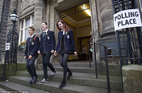 scottish referendum vote closes and counting is now under way daily