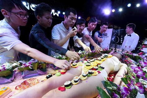 Bar In China Lets Customers Eat Sushi Off Woman S Body