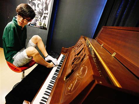 armless pianist lie wei stuns world  toes  courage cbs news