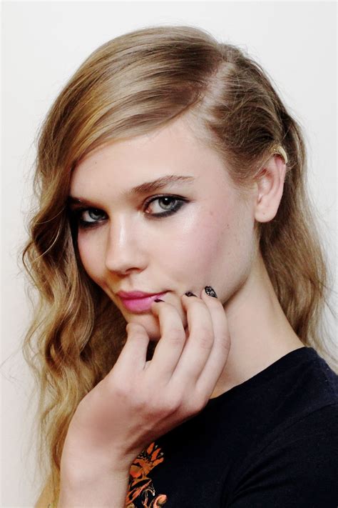 deep side parts smudged liner  edgy nails backstage  cynthia rowley nyfw ideas de