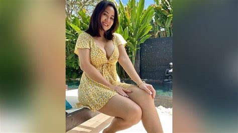 Pose Tante Ernie Pakai Dress Mini Di Pinggir Kolam Kulitnya Mulus