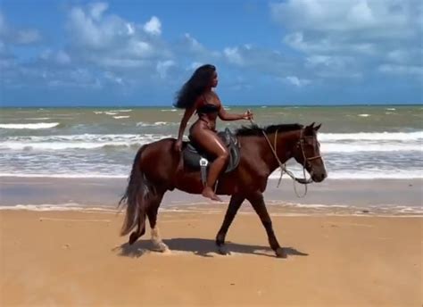 Iza Anda A Cavalo De Biquíni Em Praia Mó Paz Vídeo Quem Quem News