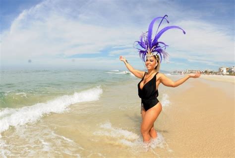 mulher melão faz ensaio de carnaval em praia do rio