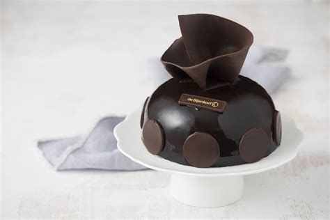 smullen met deze truffe boltaart van de bijenkorf chocolade mousse en biscuitdeeg gevuld met