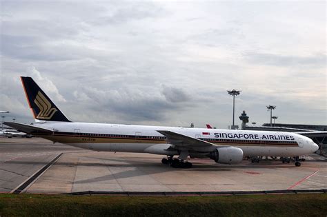 aeroplane spotting photograph singapore airlines boeing