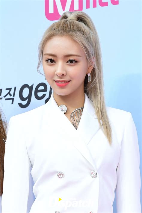 Itzys Yuna Takes Everyones Breath Away With Her Beauty At The 2019