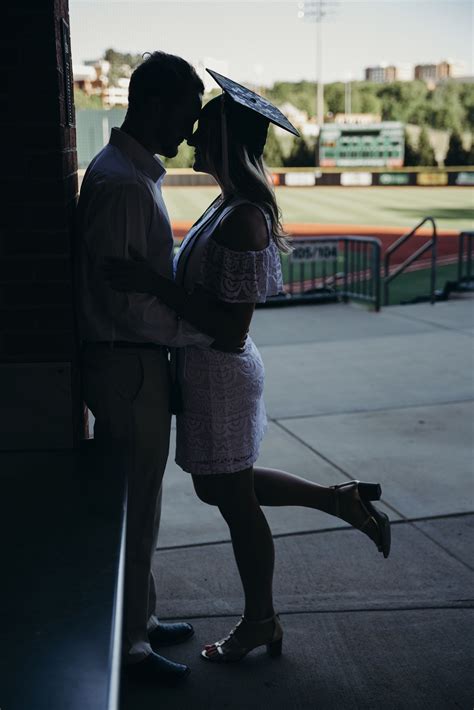 Pin By Haley Wiseman On College Couple Graduation Pictures Couple