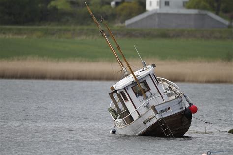sinking boat  tide boat lifts