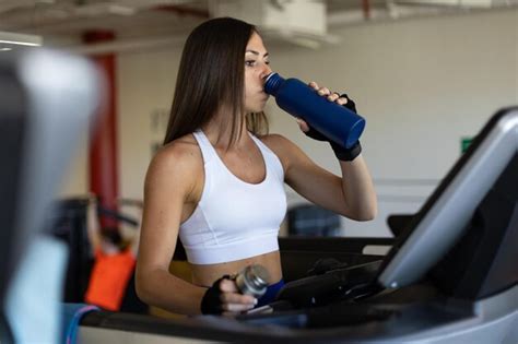 Premium Photo Woman Drinking Water After Training