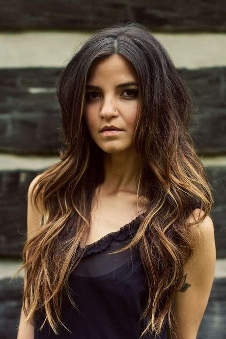 Instagram.com/strawberrysalon riflessi biondo miele su capelli . Capelli castani con schiariture