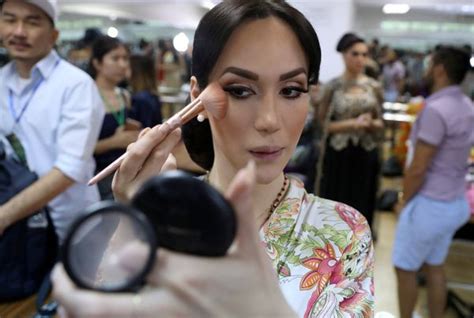 vietnamese singer wins international transgender beauty