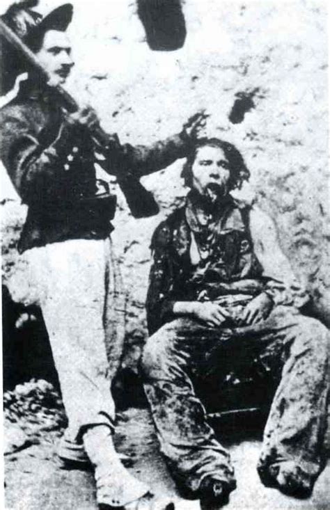 a bersagliere italian soldier posing with the corpse of brigante