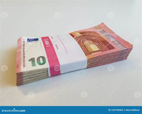 stapel geld mit zehn euroanmerkungen tausend euro stockbild bild von