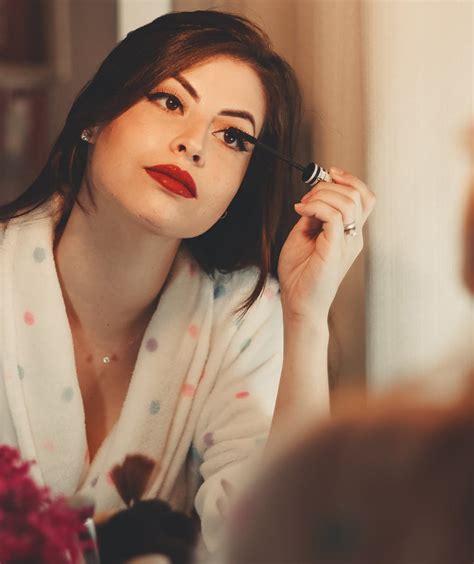 apply makeup professionally   luxury lifestyle magazine