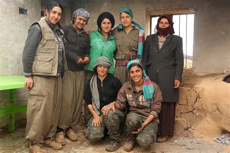 kurdish women fighters wage war on islamic state in iraq [photo report]