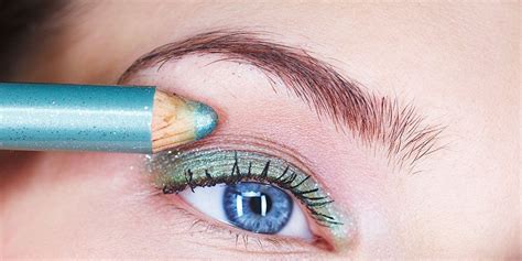 what you should know before you apply eyeliner self