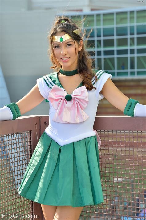 Sailor Jupiter Cosplayer Showing Her Butt Plugged Ass For